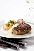 Hacksteaks mit Senffrüchten und Cocktailsauce.jpg